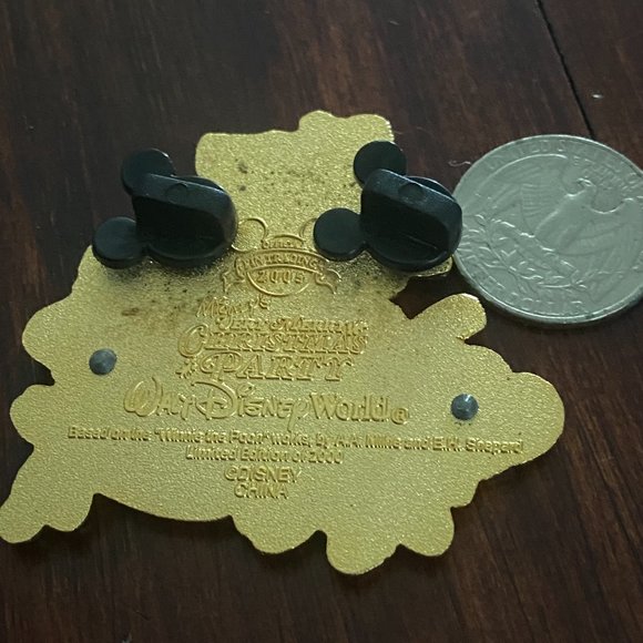 2005 Limited Edition Very Merry Christmas Party Winnie the Pooh Pin - Picture 3 of 3